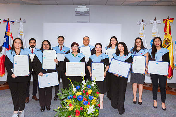 Entrega de títulos a alumnos de UNIB en Guatemala. 